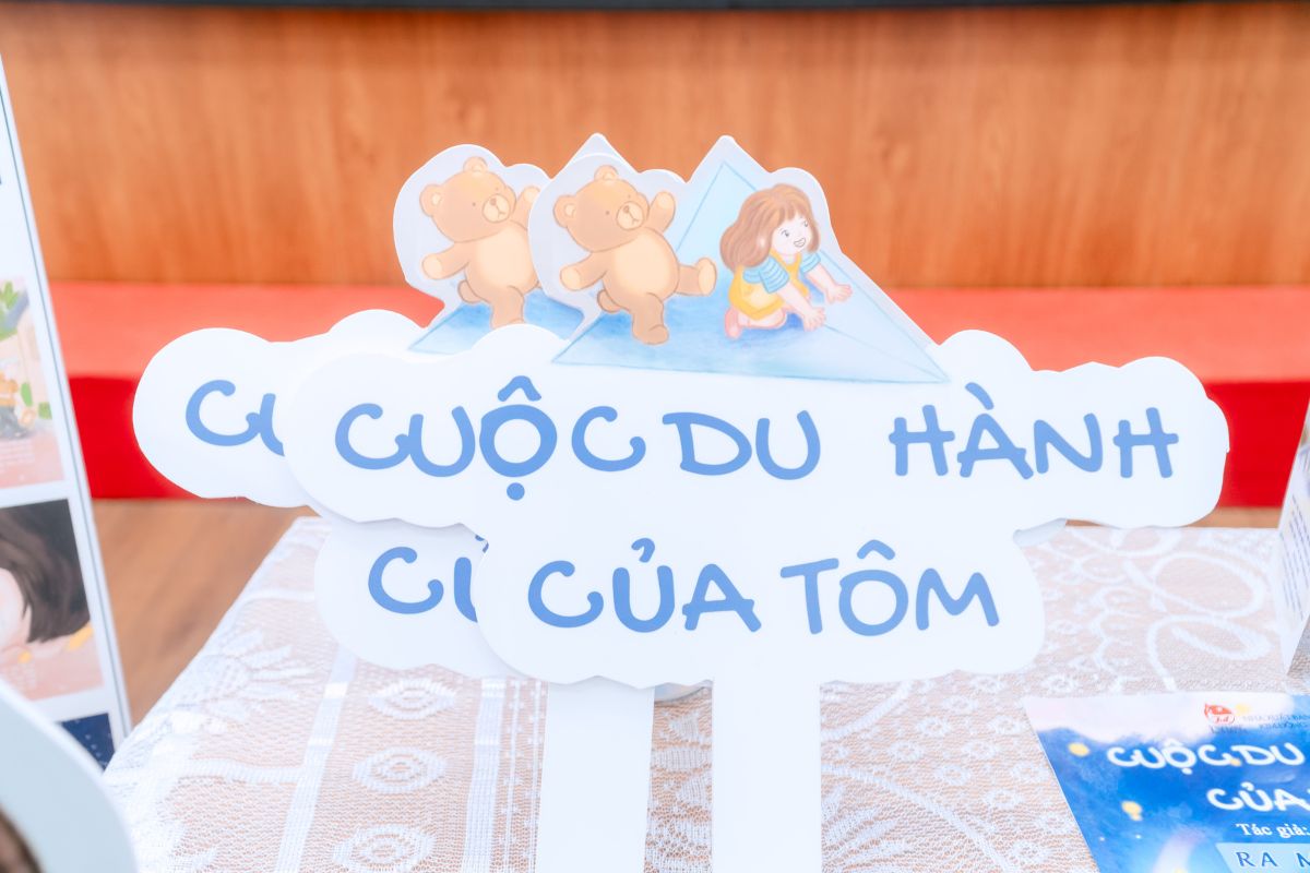 Standee “Cuộc du hành của Tôm”