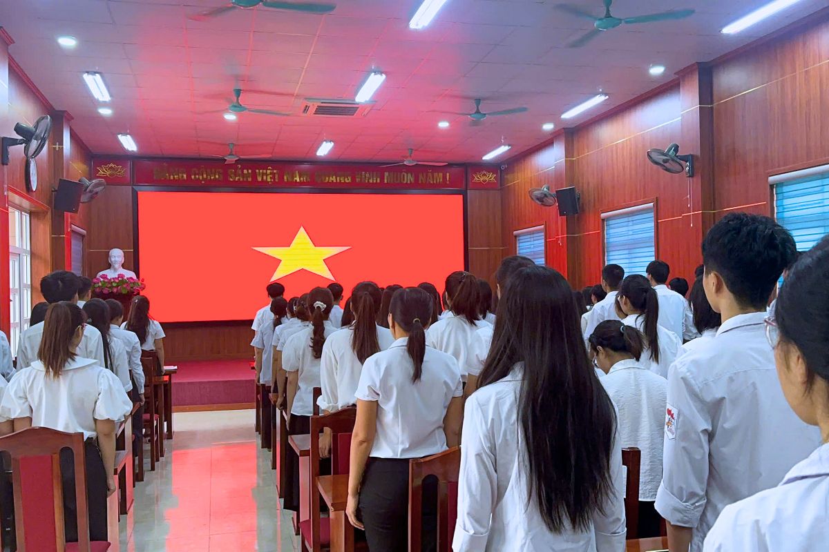 Nghi thức chào cờ tại Lễ khai giảng Lớp Bồi dưỡng nhận thức về Đảng khóa II năm 2026 tại Trung tâm Chính trị xã Đan Phượng