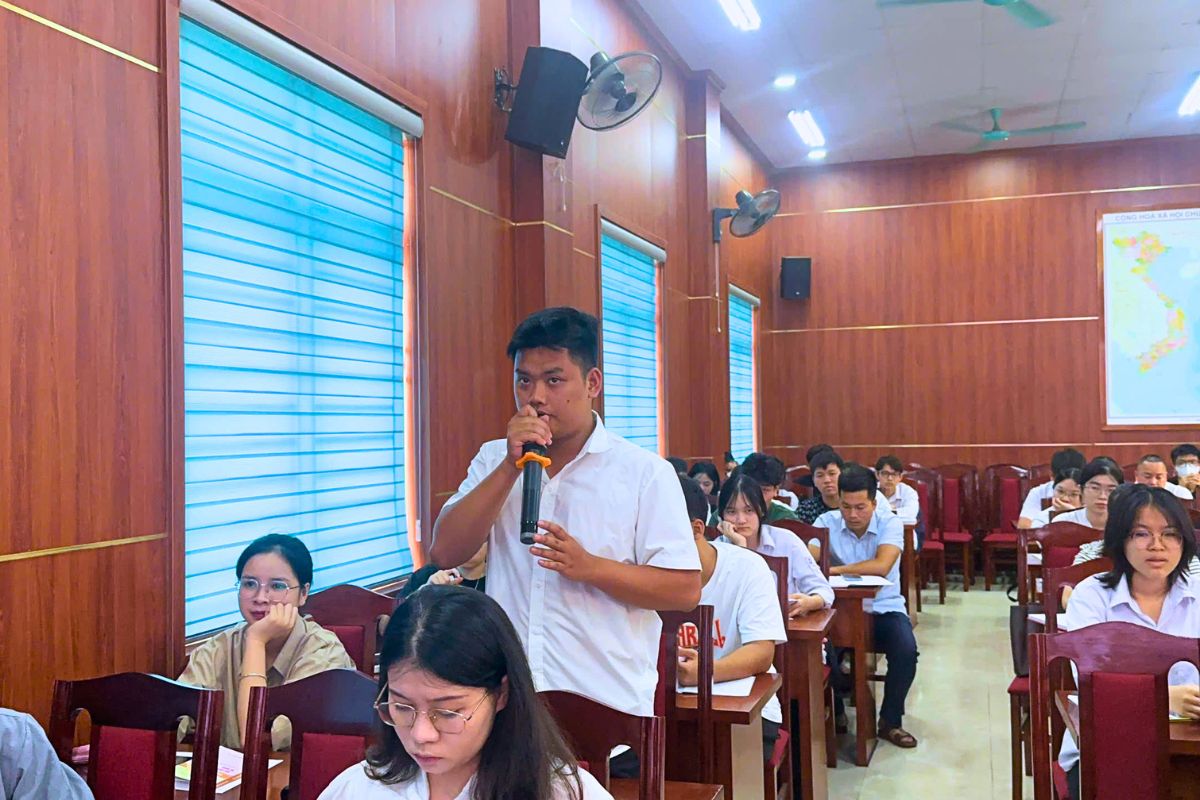 Sinh viên Bùi Quang Long tham gia phát biểu, đóng góp ý kiến trong lớp học 