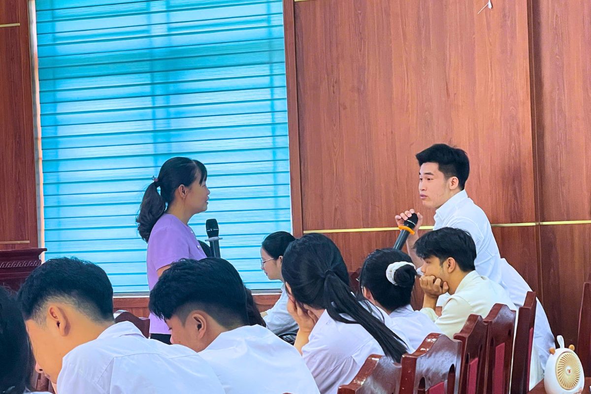 Sinh viên Bùi Xuân Phú tích cực phát biểu, chia sẻ quan điểm và nhận thức trong quá trình học tập