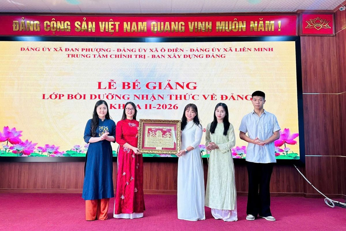 Đại diện Lớp bồi dưỡng nhận thức về Đảng khóa II năm 2026 tặng quà lưu niệm Trung tâm chính trị xã Đan Phượng