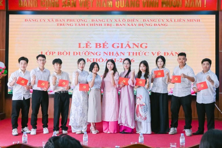 Tập thể cán bộ, giảng viên và sinh viên Trường Cao đẳng Bách Khoa chụp ảnh lưu niệm cùng đồng chí Lại Thị Thúy Minh - Bí thư Chi bộ Nhà trường