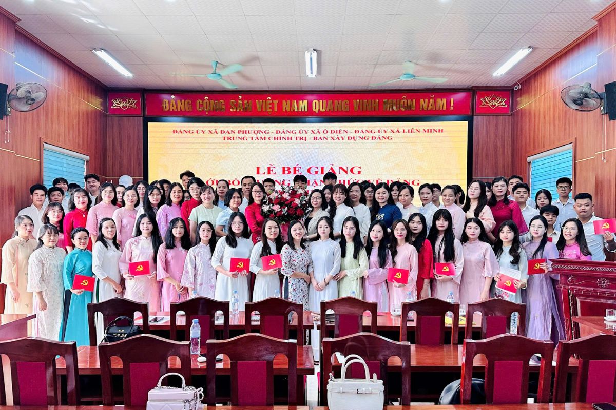 Toàn thể học viên chụp ảnh kỷ niệm tại Lễ bế giảng