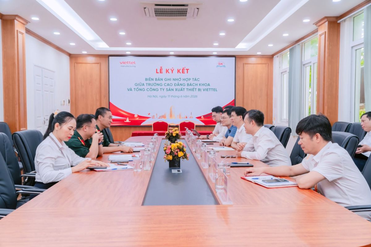 Buổi lễ ký kết biên bản ghi nhớ hợp tác giữa Trường Cao đẳng Bách Khoa và Tổng Công ty Sản xuất Thiết bị Viettel 