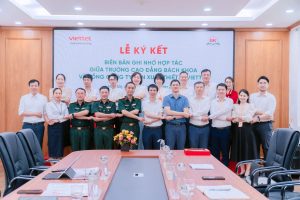 Đại diện hai bên chụp ảnh kỷ niệm cuối buổi lễ