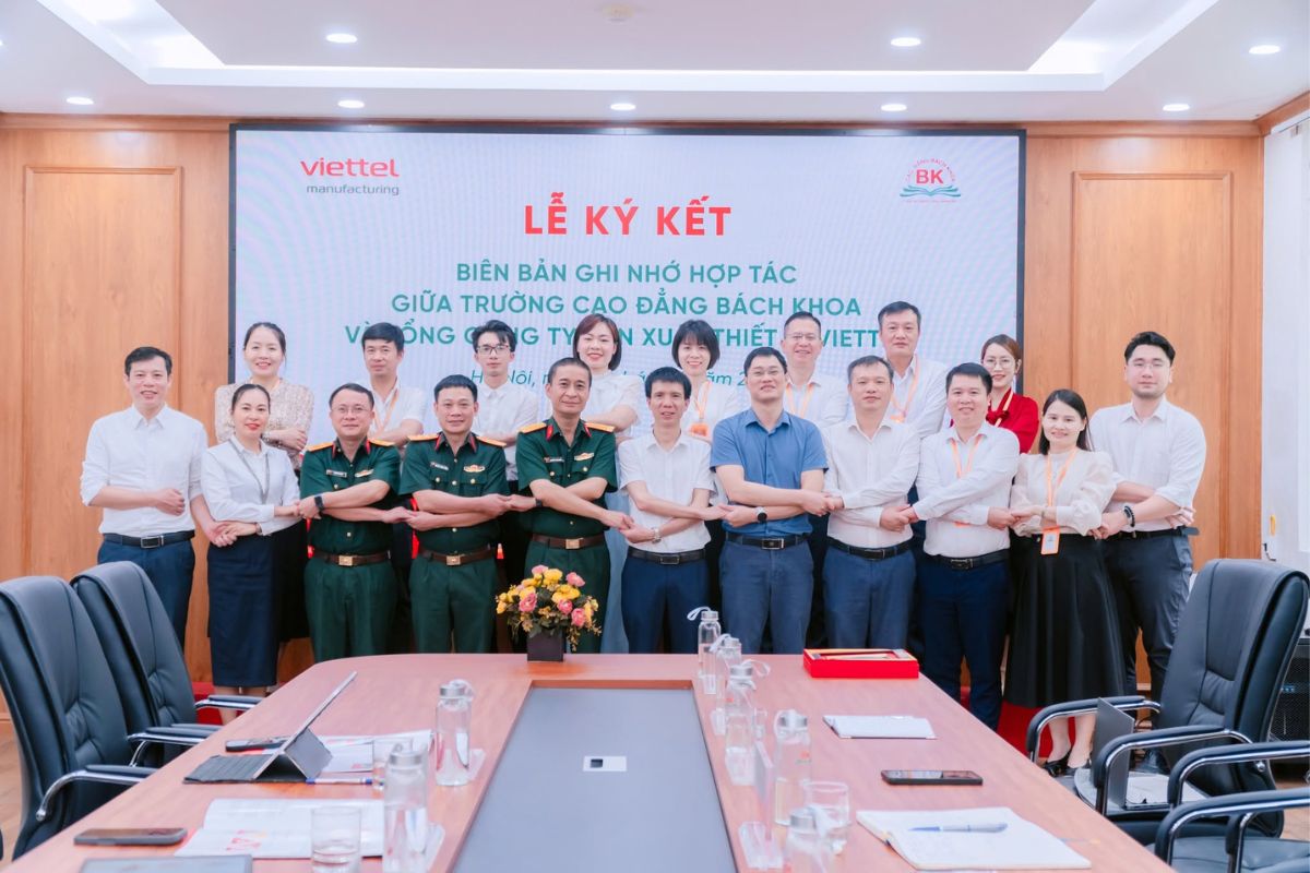 Đại diện hai bên chụp ảnh kỷ niệm cuối buổi lễ