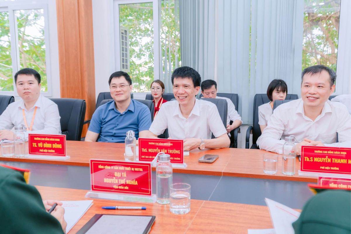 Đại diện Trường Cao đẳng Bách Khoa tham dự buổi lễ