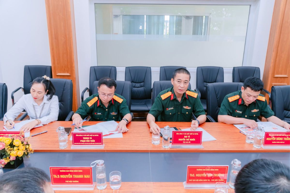 Đại diện Tổng Công ty Sản xuất Thiết bị Viettel tham dự buổi lễ