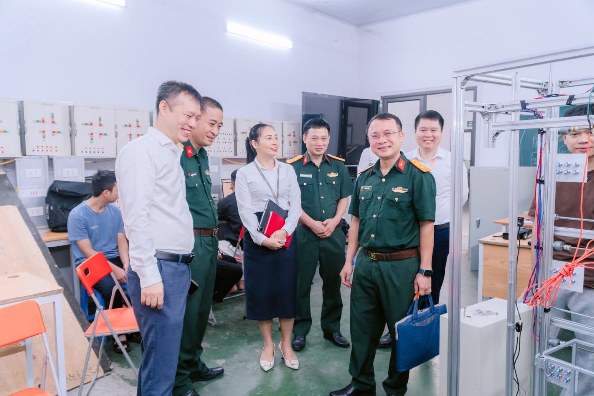 Hai bên cùng tham quan khu vực học tập và thực hành của sinh viên