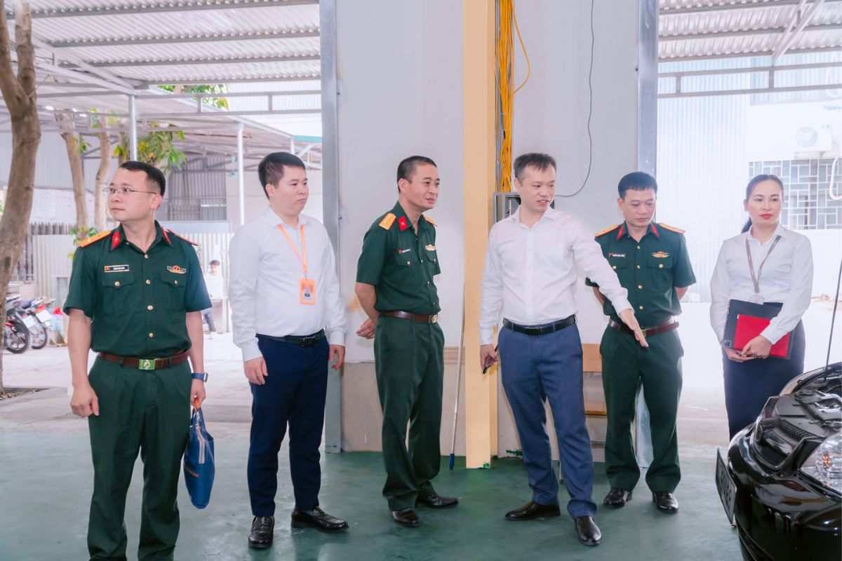 Đại diện 2 bên tham quan khu vực thực hành của sinh viên ngành Công nghệ ô tô