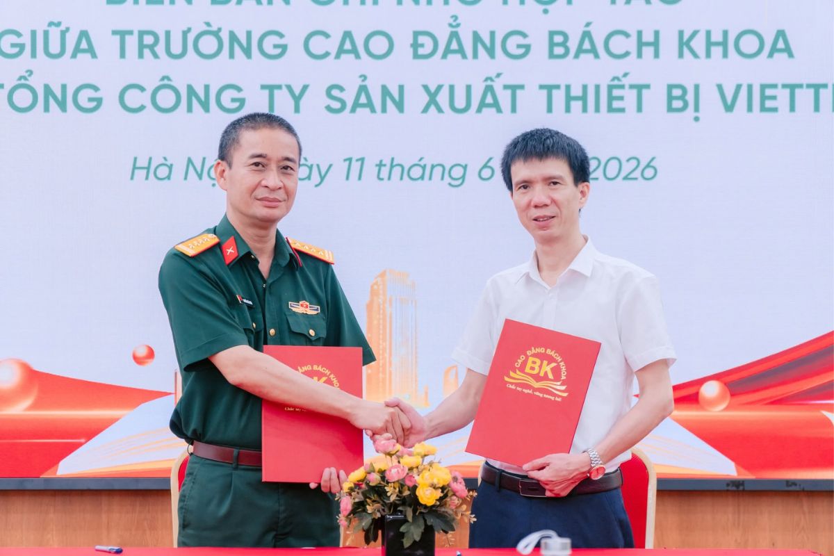 ThS. Nguyễn Văn Trường – Chủ tịch Hội đồng quản trị và Đại tá Nguyễn Thế Nghĩa – Tổng Giám đốc chụp ảnh kỷ niệm biên bản ghi nhớ