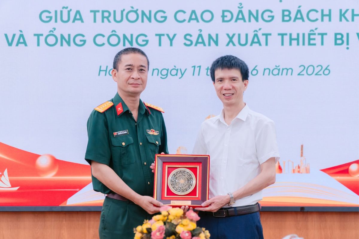 Trường Cao đẳng Bách Khoa tặng quà kỷ niệm doanh nghiệp