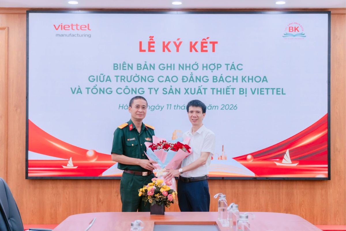 Tổng Công ty Sản xuất Thiết bị Viettel tặng hoa nhà trường
