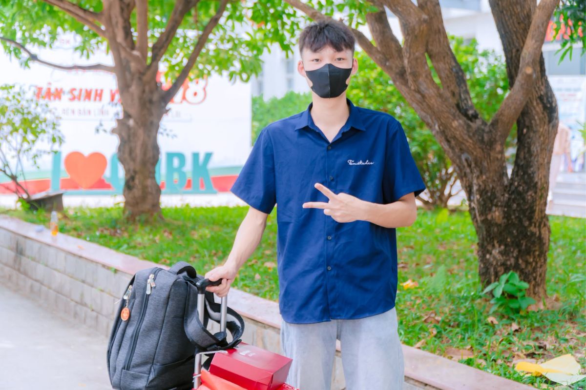 Sinh viên K17 ngành Công nghệ Kỹ thuật Điện, Điện tử trở lại trường sau chuyến tham quan trải nghiệm tại Công ty TNHH LG Display Việt Nam Hải Phòng