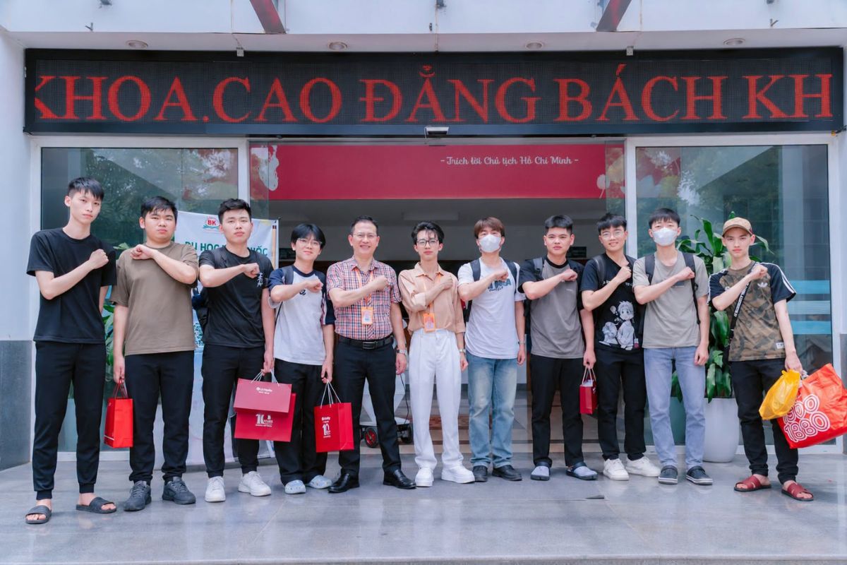 Giảng viên cùng các bạn sinh viên chụp ảnh kỷ niệm sau khi quay lại nhà trường