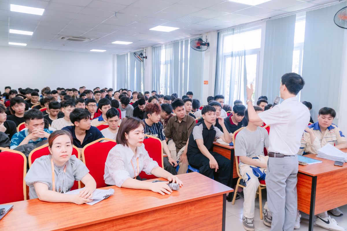Trường Cao đẳng Bách Khoa luôn chú trọng các hoạt động tư vấn, định hướng lộ trình học tập lâu dài cho sinh viên