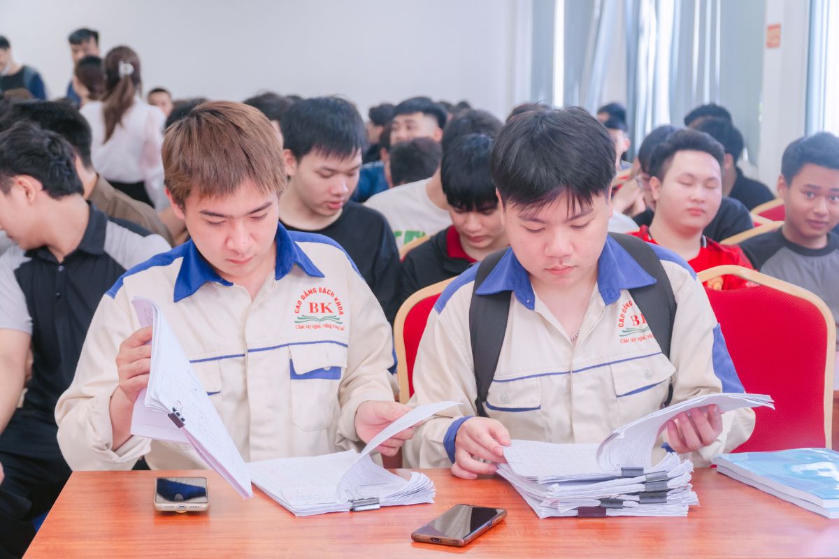 Sinh viên lắng nghe, tìm hiểu thông tin về lộ trình học liên thông sau tốt nghiệp