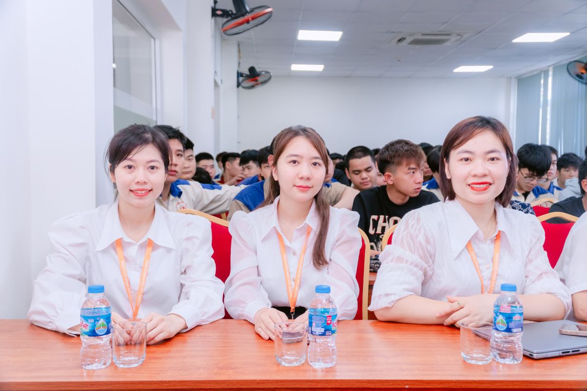 Đội ngũ tư vấn chuyên nghiệp luôn sẵn sàng đồng hành cùng sinh viên
