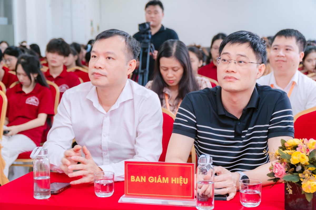 Đại diện Ban giám hiệu nhà trường tham dự chương trình