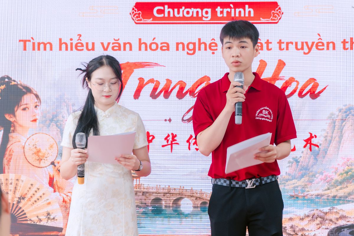 Phần giao lưu với nhiều câu hỏi thú vị đã góp phần khuấy động bầu không khí hội trường 