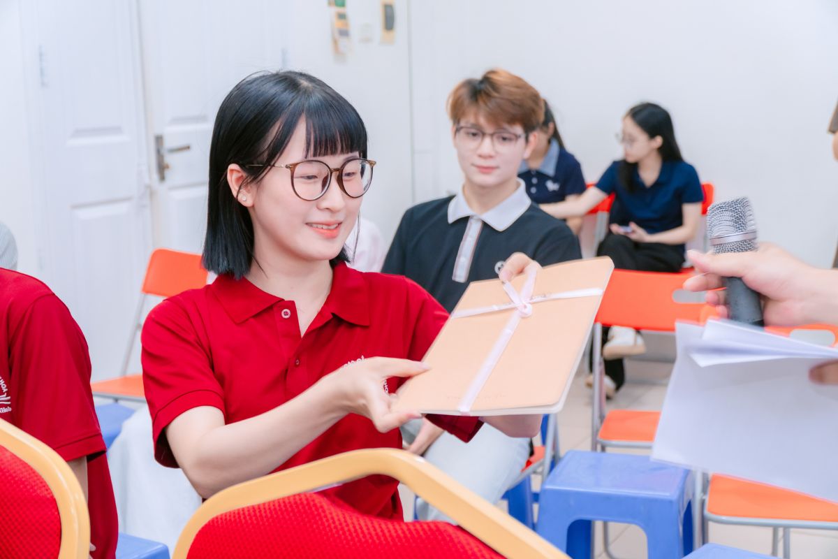 Những món quà ý nghĩa được trao tới các bạn sinh viên