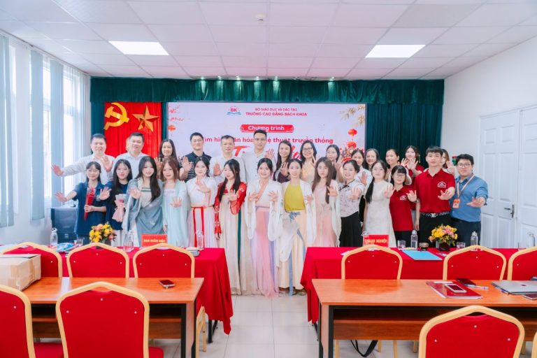 Sinh viên cùng thầy cô và đại diện doanh nghiệp chụp ảnh kỷ niệm sau chương trình
