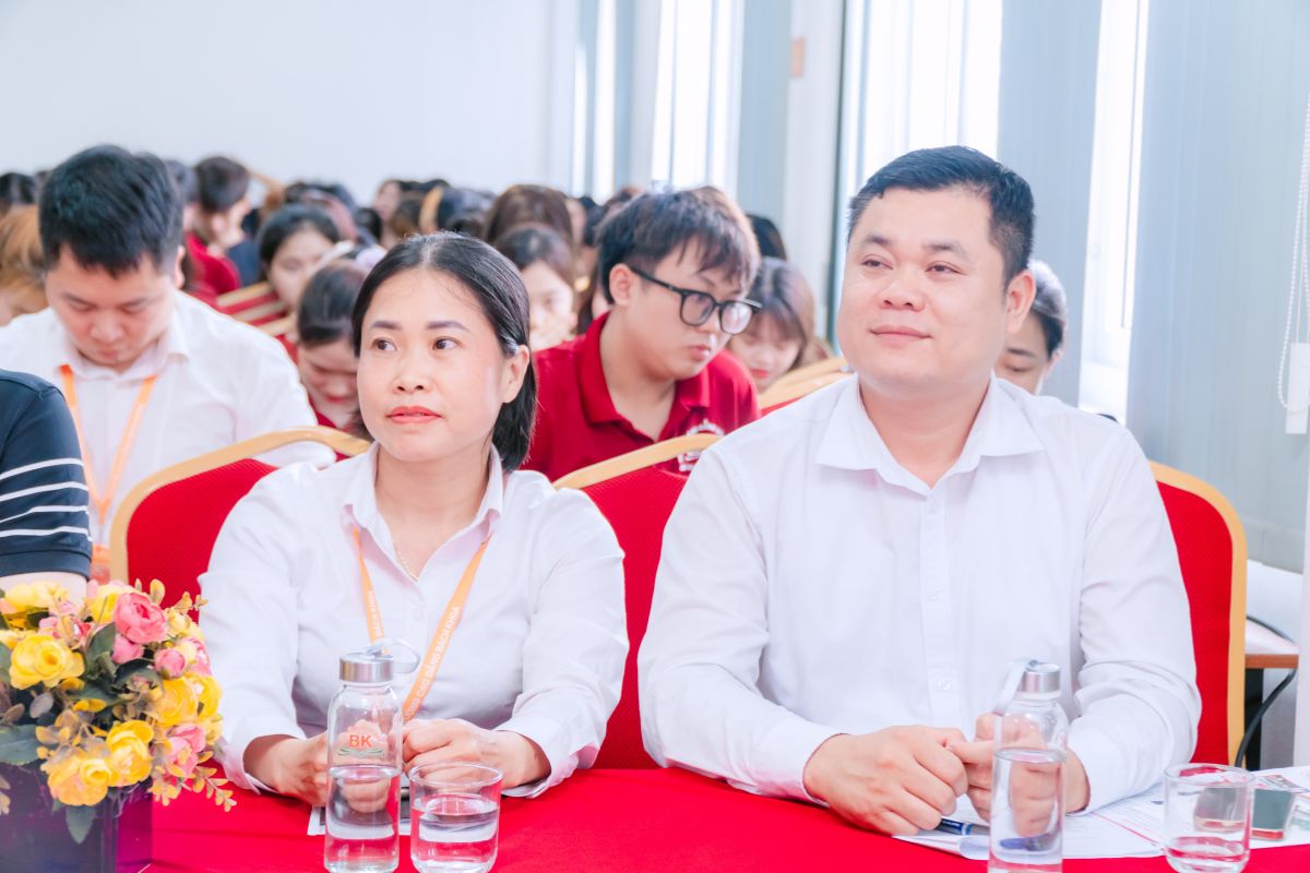 Cô Lại Thị Thúy Minh - Bí thư Chi bộ, Thầy Hoàng Trung Thu - Phó Trưởng phòng HTQT tham dự chương trình