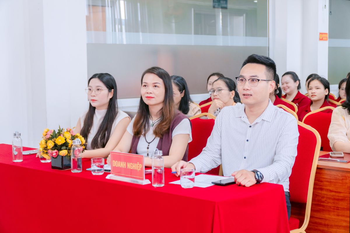 Đại diện doanh nghiệp tham dự chương trình tại Trường Cao đẳng Bách Khoa