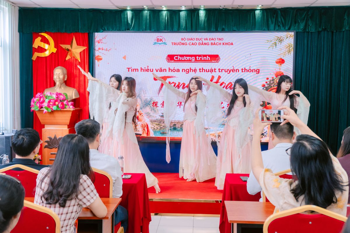 Tiết mục múa cổ trang mở màn cho phần trình diễn của sinh viên ngành Tiếng Trung lớp TQ-CĐ1