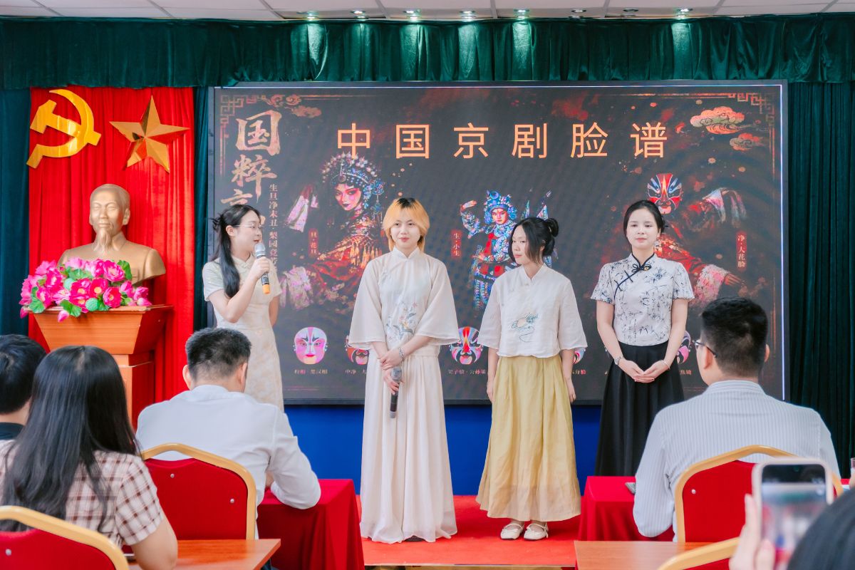 Kinh kịch – Tinh hoa nghệ thuật truyền thống Trung Quốc được thể hiện bởi nhóm sinh viên lớp TQ-CĐ2