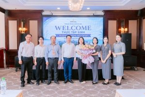 Đại diện doanh nghiệp tặng hoa chúc mừng nhà trường