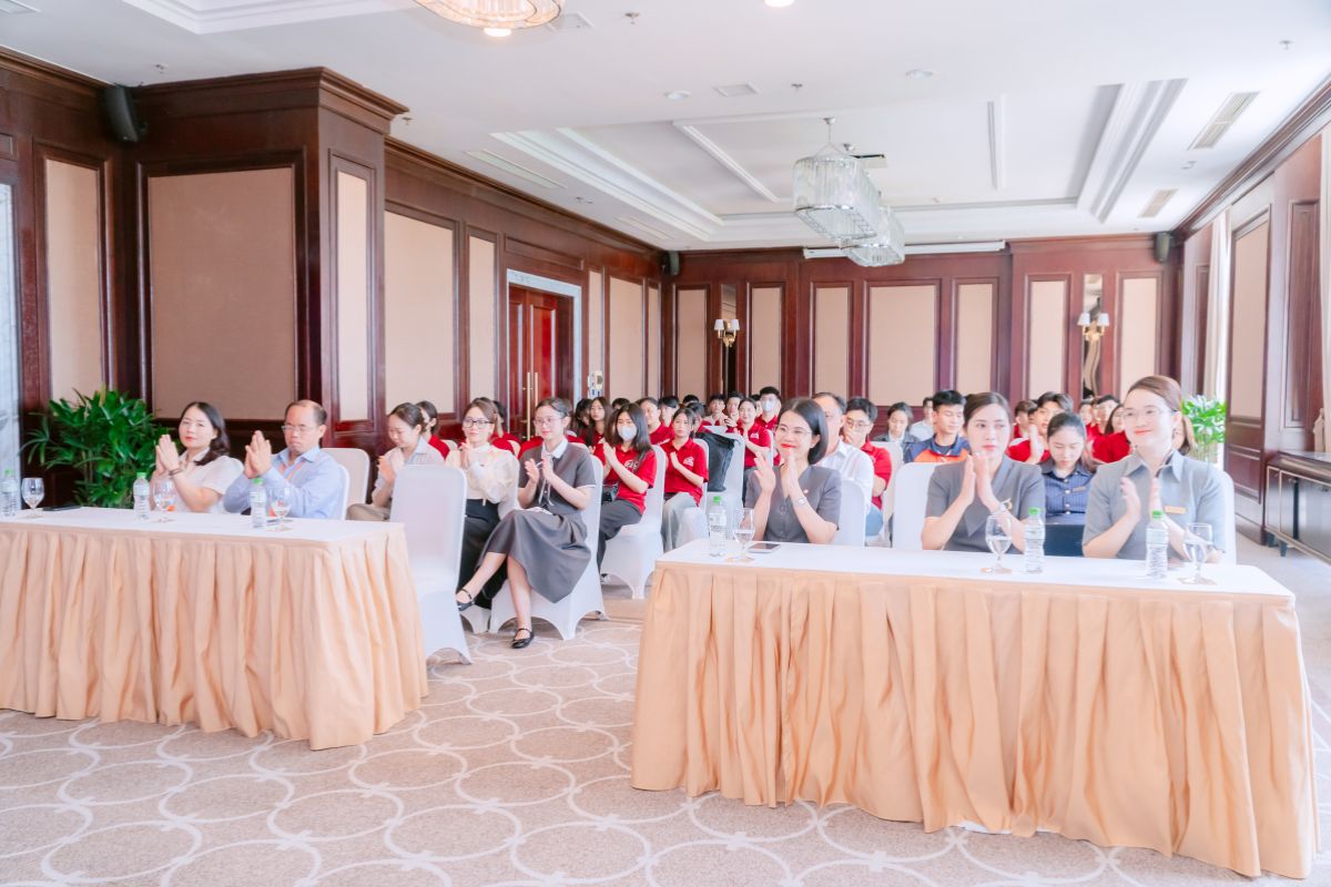Đại diện doanh nghiệp, thầy cô và sinh viên các ngành tại buổi chào mừng thực tập sinh