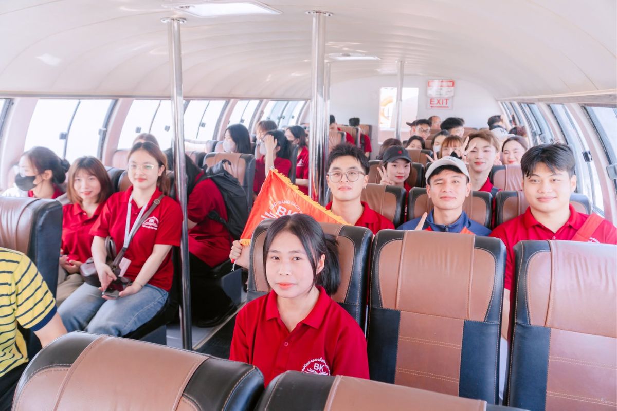 Các bạn sinh viên tham quan tổng thể khu nghỉ dưỡng