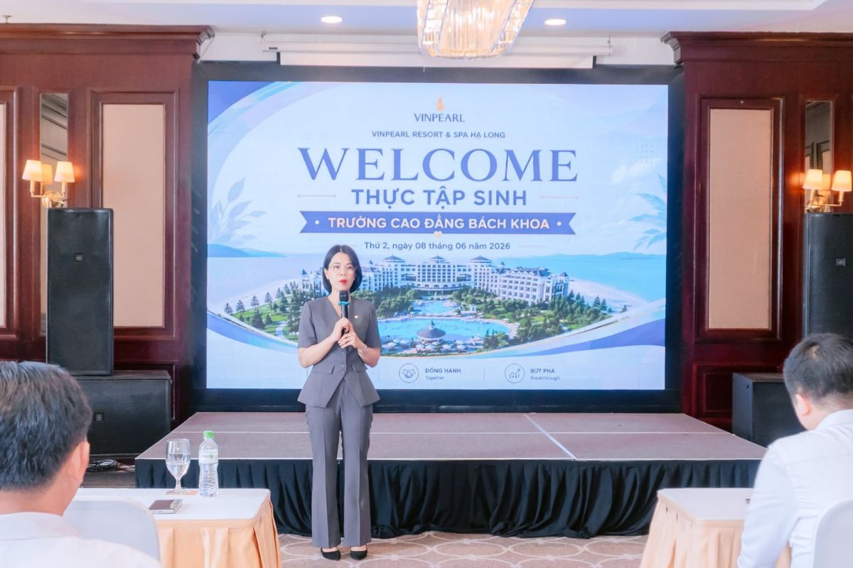 Bà Trần Nguyễn Yên Thi - Giám đốc vận hành Vinpearl resort & Spa Hạ Long  chia sẻ những góc nhìn hữu ích cho sinh viên trước khi chính thức bước vào quá trình thực tập