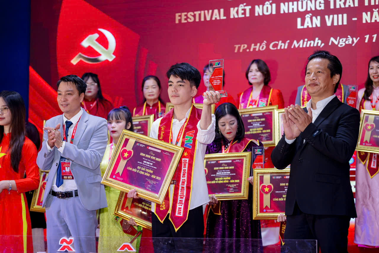 Sinh viên Kiều Xuân Phú tại Lễ trao giải thưởng “Cống hiến vì cộng đồng” năm 2025