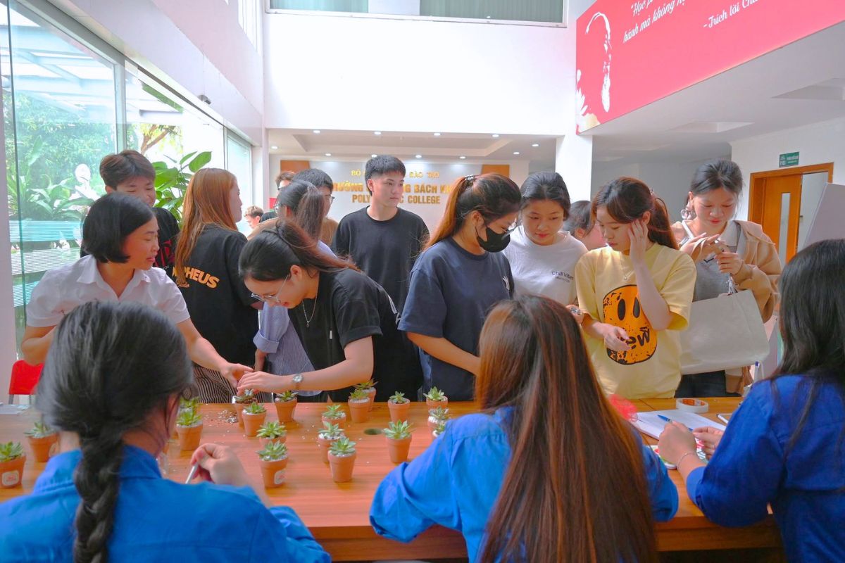 Sinh viên tham gia hỗ trợ hoạt động đổi pin cũ lấy cây xanh hưởng ứng Earth Day