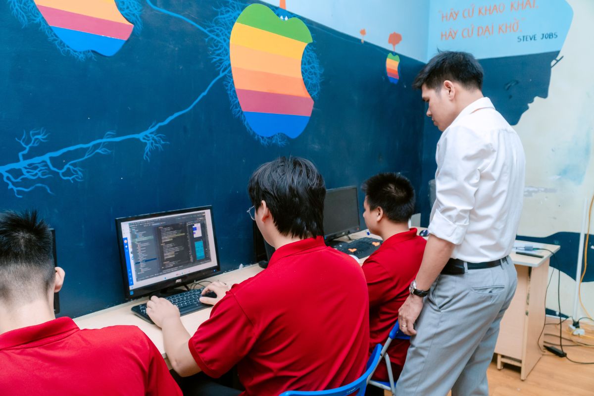 Giảng viên luôn đồng hành, hướng dẫn và hỗ trợ sinh viên trong mỗi buổi học Giảng viên luôn đồng hành, hướng dẫn và hỗ trợ sinh viên trong mỗi buổi học