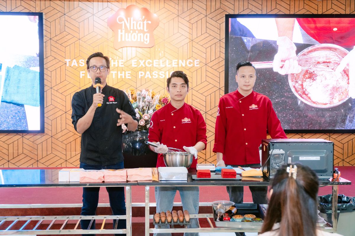 Sinh viên được trực tiếp quan sát quy trình thực hiện các công thức bánh mới từ đội ngũ giàu chuyên môn tại doanh nghiệp