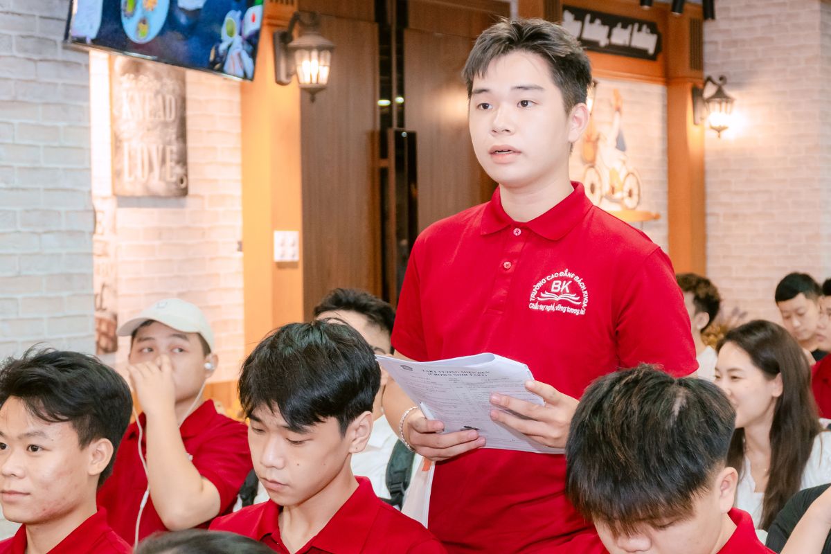 Sinh viên tham gia giao lưu về các phương pháp làm bánh cùng doanh nghiệp