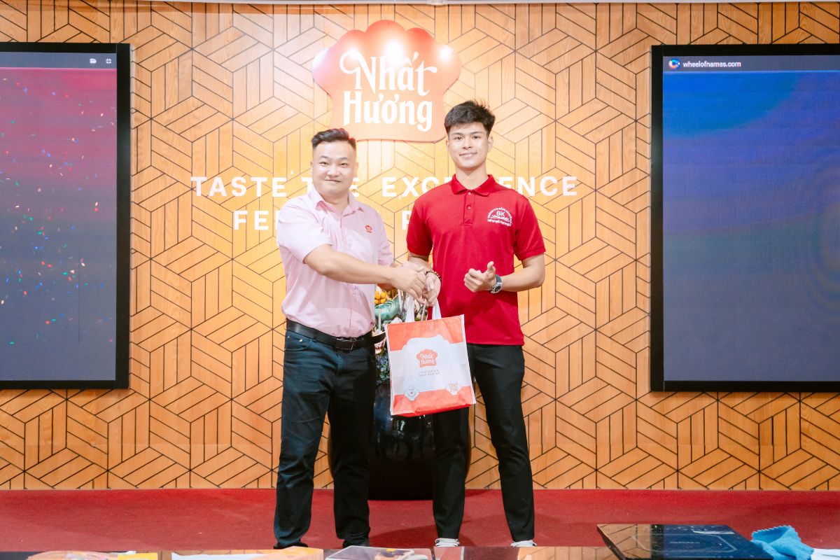 Những phần quà ý nghĩa được trao đến các bạn sau phần giao lưu