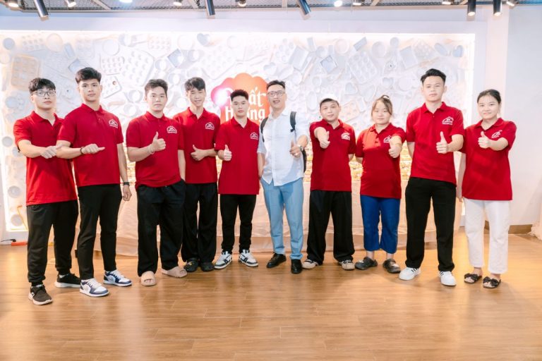 Tập thể giảng viên và sinh viên chụp ảnh kỷ niệm tại sự kiện
