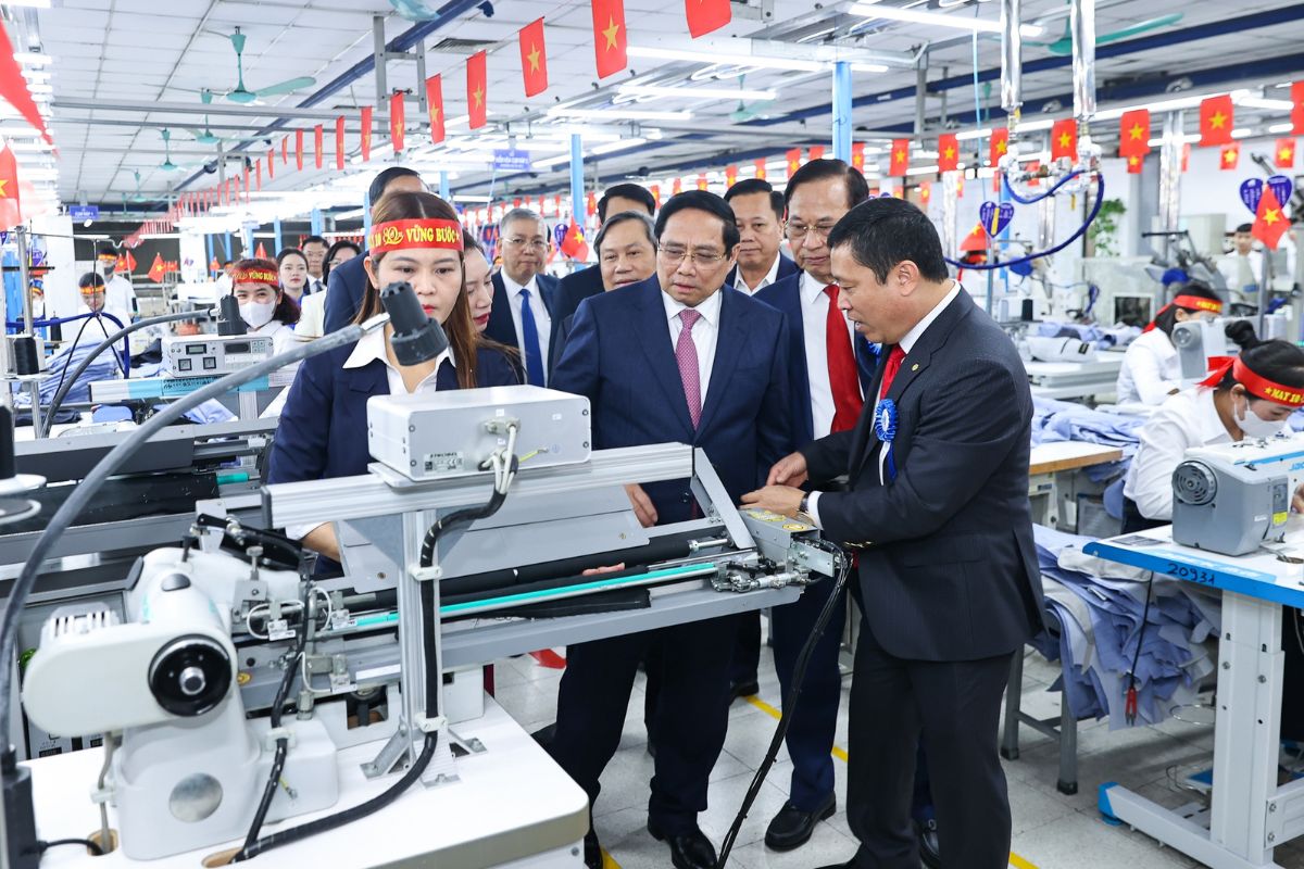 Tham dự lễ kỷ niệm 80 năm ngày thành lập Tổng công ty may 10, Thủ tướng Phạm Minh Chính kỳ vọng phát triển ngành công nghiệp thời trang, biến dệt may Việt Nam thành thương hiệu toàn cầu