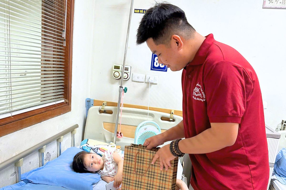 Sinh viên Cao đẳng Bách Khoa tham gia chương trình tặng quà cho các em nhỏ ở viện nhi