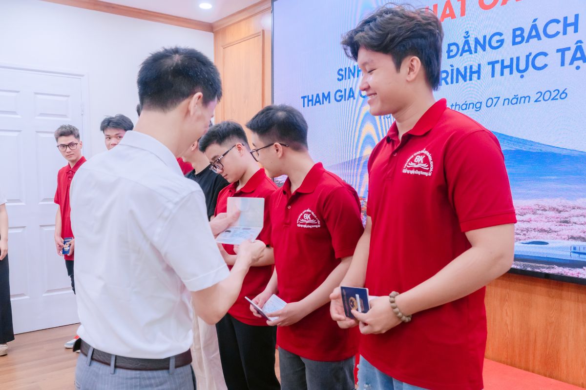 Thầy Nguyễn Văn Trường - Chủ tịch Hội đồng quản trị, kiêm Phó Hiệu trưởng trao hộ chiếu cho các bạn sinh viên Thầy Nguyễn Văn Trường - Chủ tịch Hội đồng quản trị, kiêm Phó Hiệu trưởng trao hộ chiếu cho các bạn sinh viên