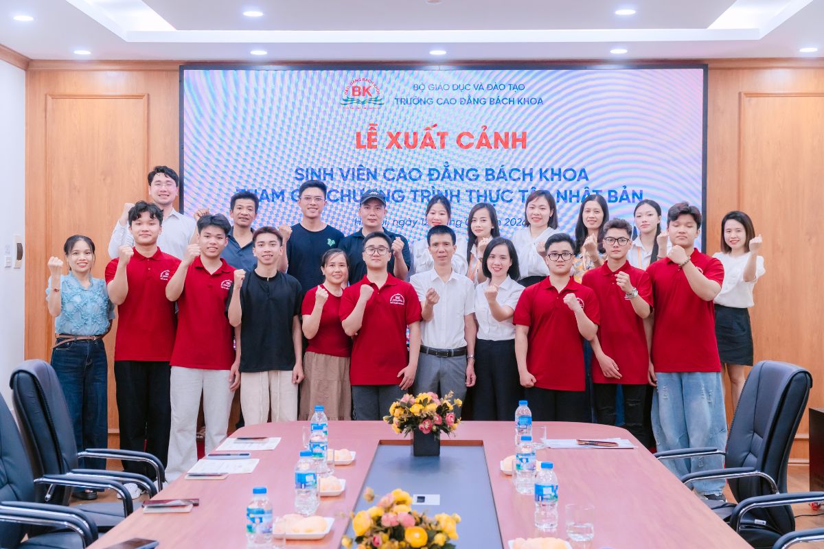 Đại diện Ban giám hiệu và Phòng hợp tác Quốc tế chụp ảnh kỷ niệm cùng các bạn học sinh trước giờ ra sân bay Đại diện Ban giám hiệu và Phòng hợp tác Quốc tế chụp ảnh kỷ niệm cùng các bạn học sinh trước giờ ra sân bay