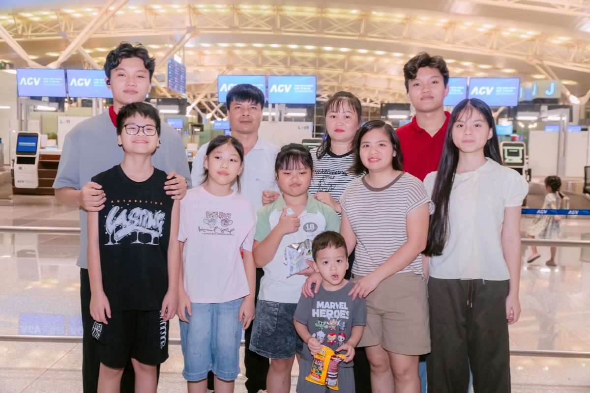 Những khoảnh khắc ấm áp bên gia đình trước giờ cất cánh Những khoảnh khắc ấm áp bên gia đình trước giờ cất cánh