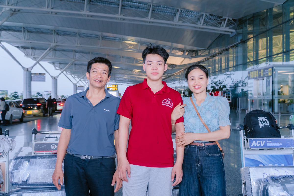 Sau mỗi bước chân của các em luôn có gia đình đồng hành và tự hào dõi theo Sau mỗi bước chân của các em luôn có gia đình đồng hành và tự hào dõi theo