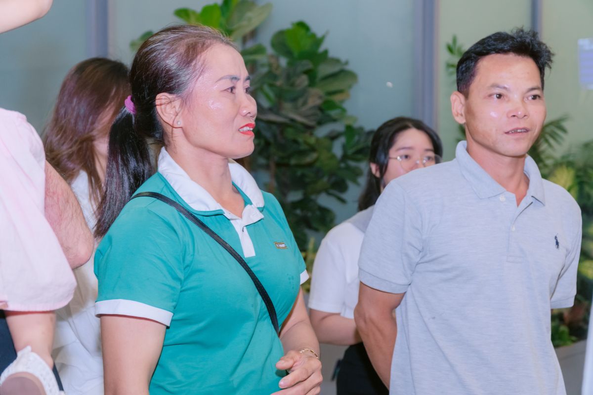 Ánh mắt dõi theo của gia đình là nguồn động viên để các em vững tin trên hành trình phía trước Ánh mắt dõi theo của gia đình là nguồn động viên để các em vững tin trên hành trình phía trước