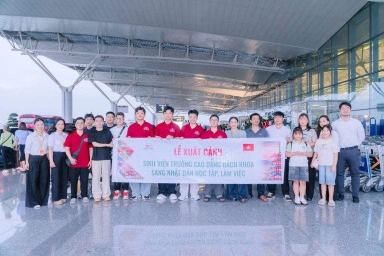 Thầy cô nhà trường cùng gia đình chụp ảnh kỷ niệm cùng các bạn sinh viên 