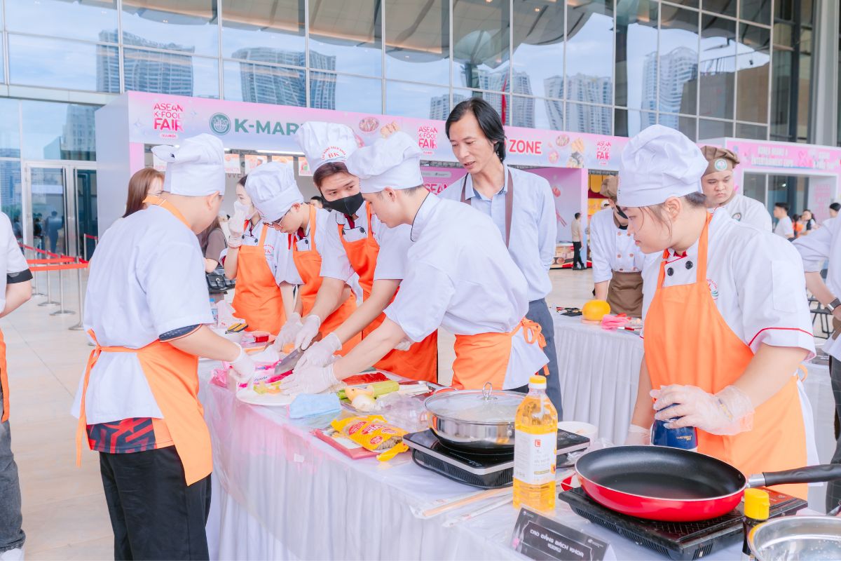 Các thí sinh Trường Cao đẳng Bách Khoa phối hợp chuẩn bị nguyên liệu, sẵn sàng bước vào phần tranh tài
